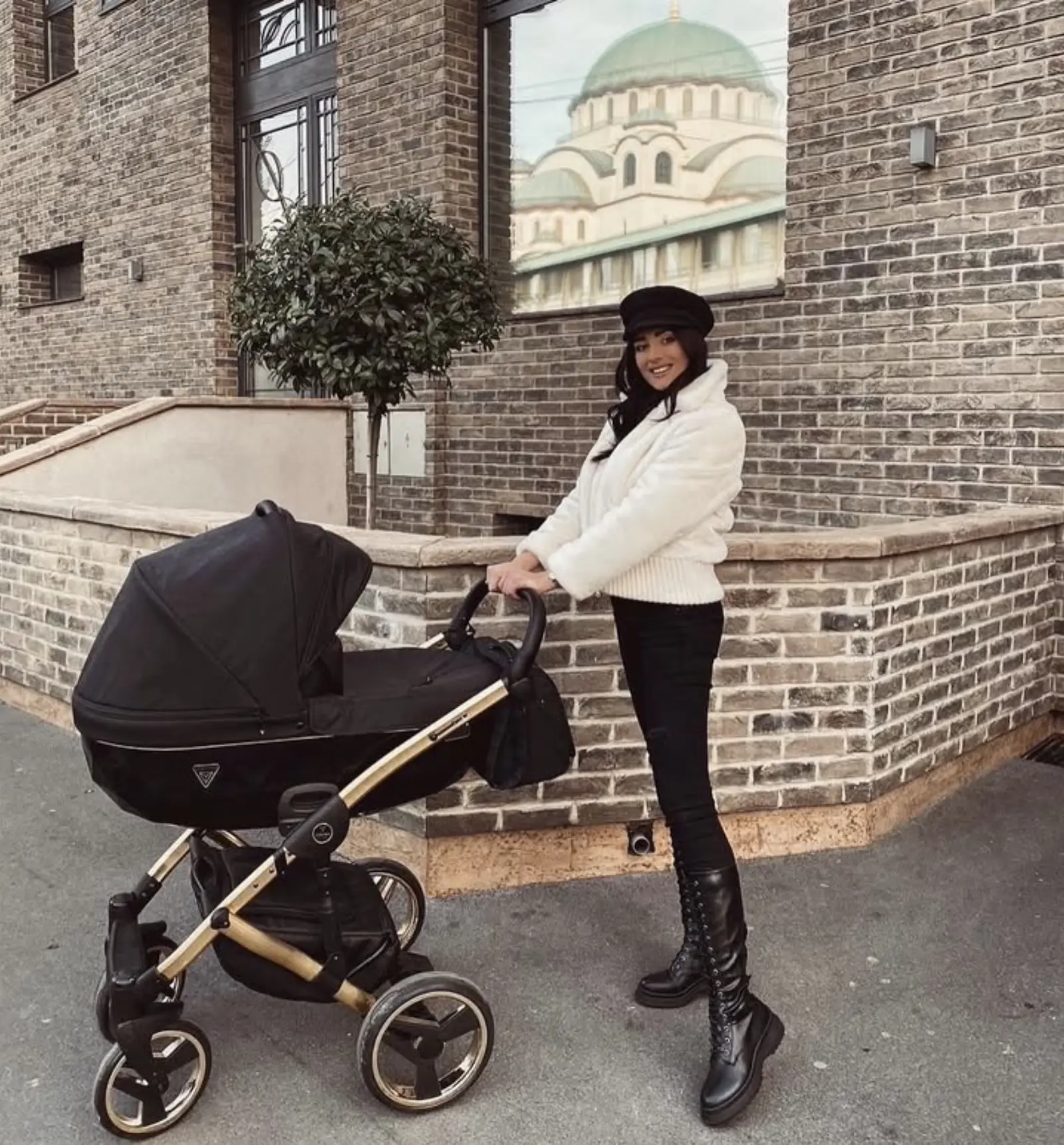 Donna con passeggino Junama Trio S-Line Diamond 3 in 1 – foto reale del prodotto