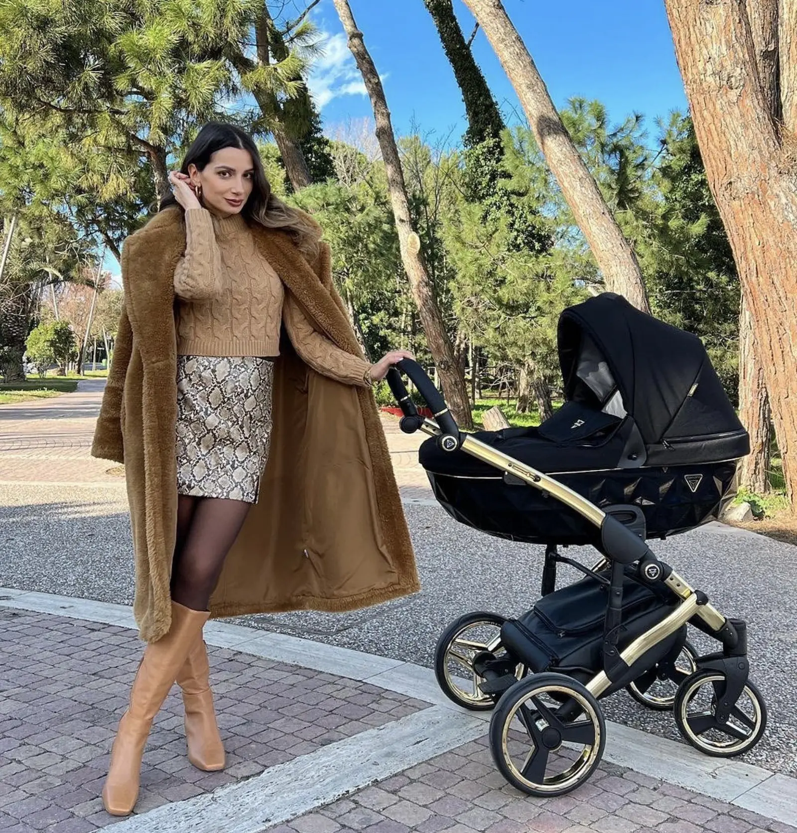 Donna con passeggino Junama Trio S-Line Diamond 3 in 1 – foto reale del prodotto