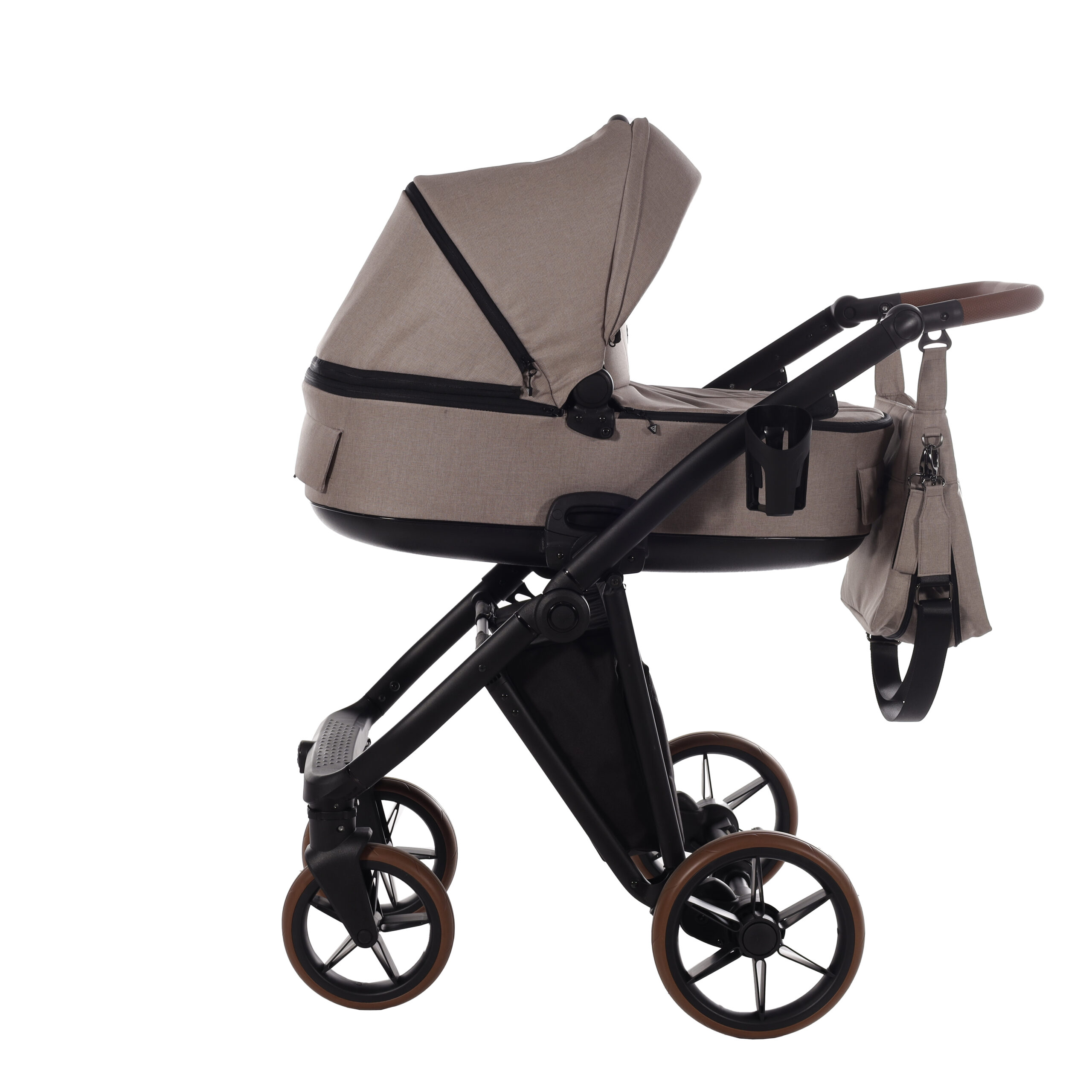 Donna con passeggino Junama Trio Smart 3 in 1 – foto reale del prodotto