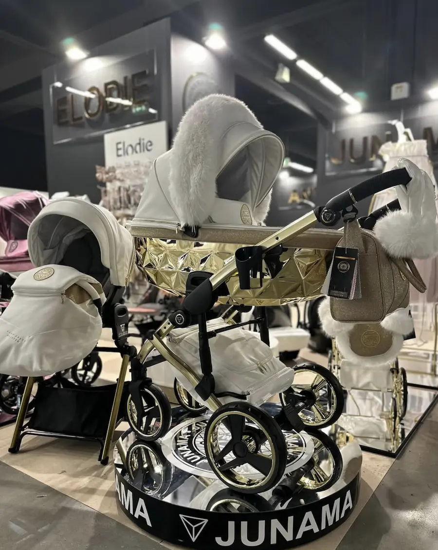 Donna con passeggino Junama Trio Hand Craft Diamond 3 in 1 – foto reale del prodotto