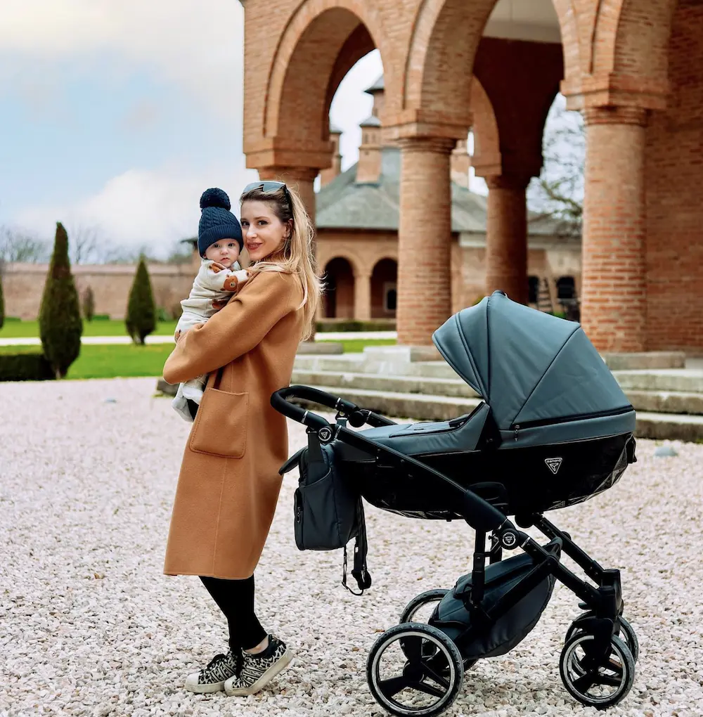 Donna con passeggino Junama Trio Basic Diamond 3 in 1 – foto reale del prodotto