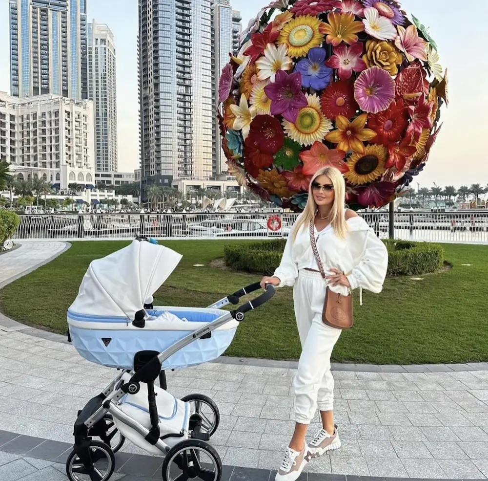 Donna con passeggino Junama Trio Candy Diamond 3 in 1 – foto reale del prodotto