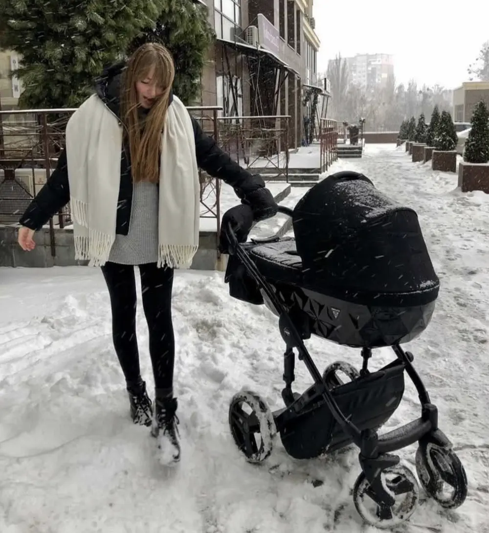 Donna con passeggino Junama Trio Classic Diamond 3 in 1 – foto reale del prodotto
