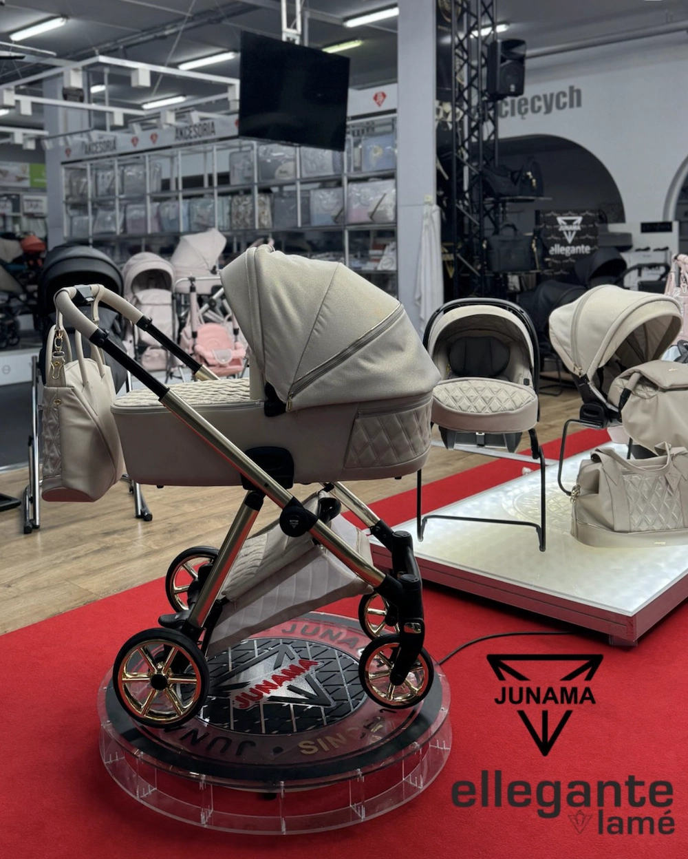 Donna con passeggino Junama Trio Ellegante 3 in 1 – foto reale del prodotto