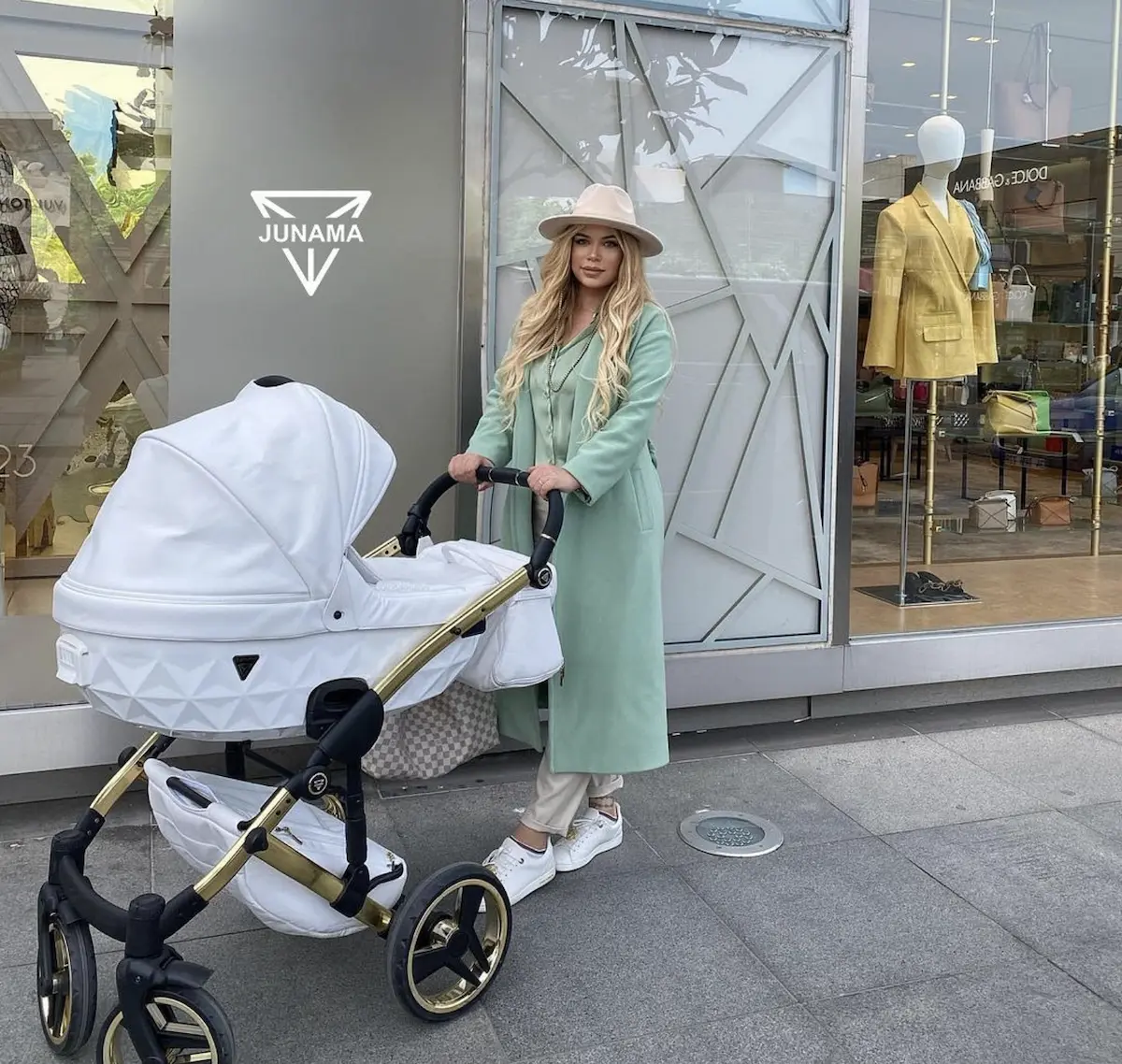 Donna con passeggino Junama Trio Individual Diamond 3 in 1 – foto reale del prodotto