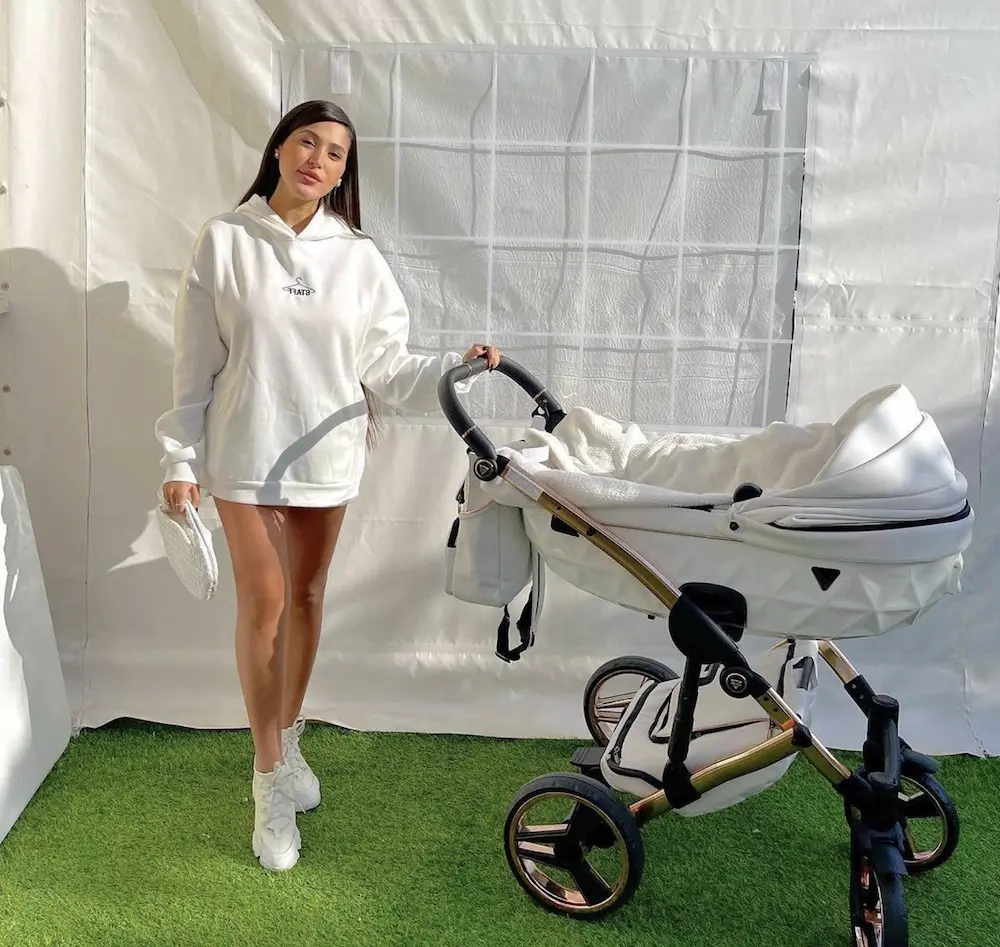Donna con passeggino Junama Trio S-Class Diamond 3 in 1 – foto reale del prodotto