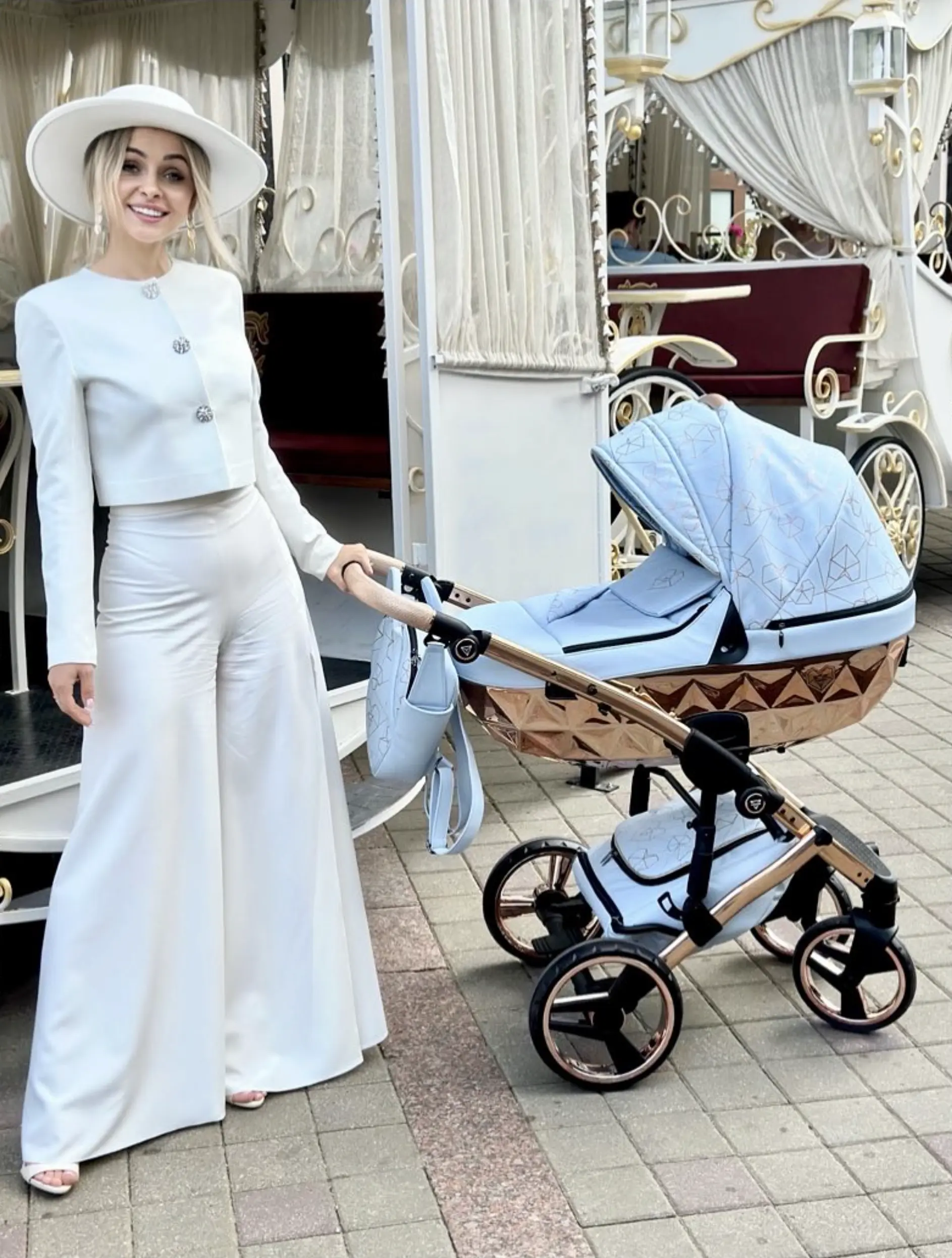 Donna con passeggino Junama Trio Heart Diamond 3 in 1 – foto reale del prodotto
