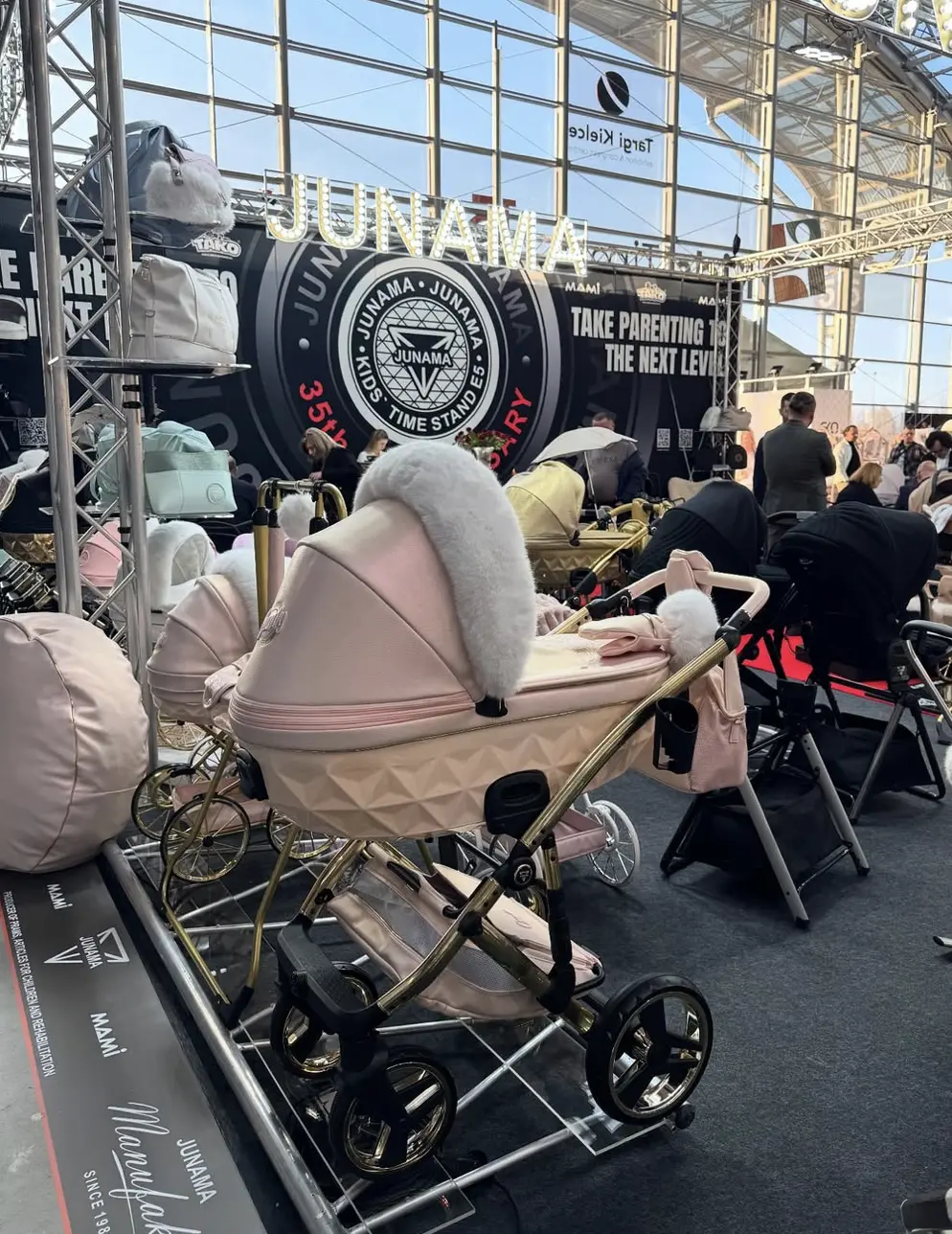 Donna con passeggino Junama Trio Candy Premium Diamond 3 in 1 – foto reale del prodotto