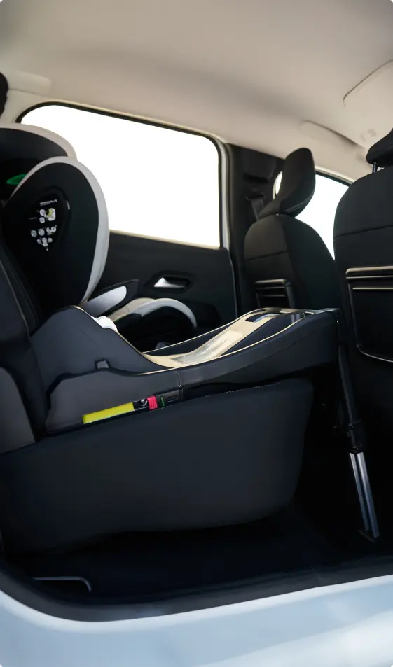 Base ISOFIX Dock 2.0 installata in auto con gamba stabilizzante compatibile con seggiolini Avionaut